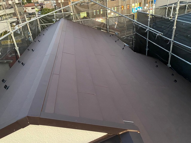 スレート屋根から横暖ルーフを使った屋根カバー工事を行いました！川口市屋根カバー工事　横暖ルーフαｓ　ニチハ　センタールーフ　スレートボロボロ　ガルバリウム鋼板　